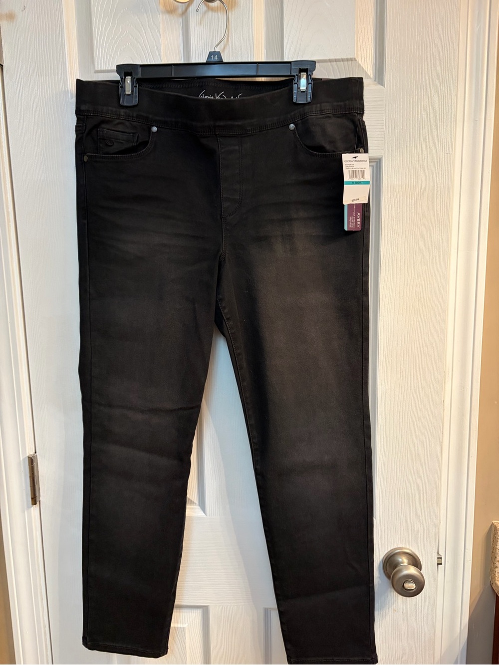 Women’s stretch Skinny Jeans by Gloria Vanderbilt in Black.